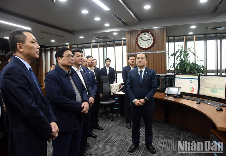 Prime Minister Pham Minh Chinh inspects operations of the National Load Dispatch Centre.