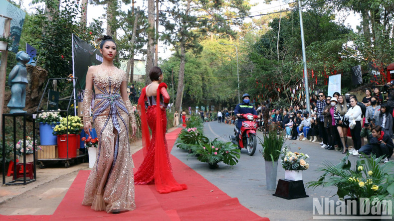 With K'Jona's creative touch, the outfits for work, evening parties, or street walks become more special, catching up with modern fashion trends, while at the same time containing the spirit of native culture.