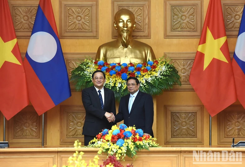 Prime Minister Pham Minh Chinh and Lao Prime Minister Sonexay Siphandone before the talks.