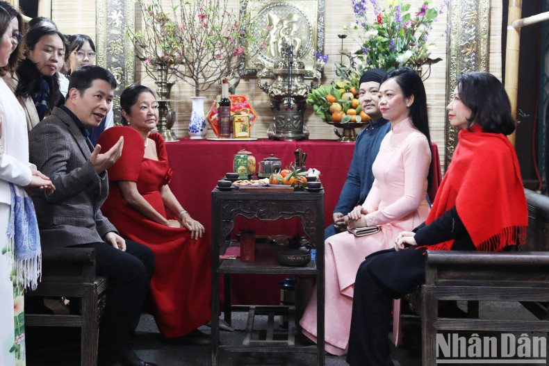 Phan Thi Thanh Tam, the spouse of President Vo Van Thuong and Louise Araneta Marcos, the spouse of the President of the Philippines enjoyed tea and heard an introduction to traditional Vietnamese Tet culture at Phung Hung mural street. Phan Thi Thanh Tam, the spouse of President Vo Van Thuong and Louise Araneta Marcos, the spouse of the President of the Philippines enjoyed tea and heard an introduction to traditional Vietnamese Tet culture at Phung Hung mural street.