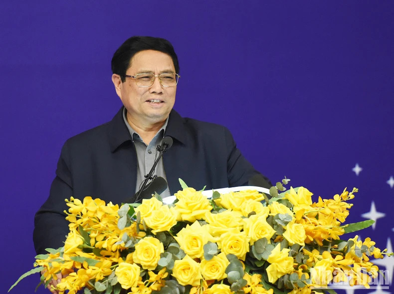 Prime Minister Pham Minh Chinh gives a directive speech at the working session with Vietnam Electricity Group (EVN).