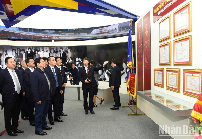 Prime Minister Pham Minh Chinh visits the traditional room of the electricity industry.
