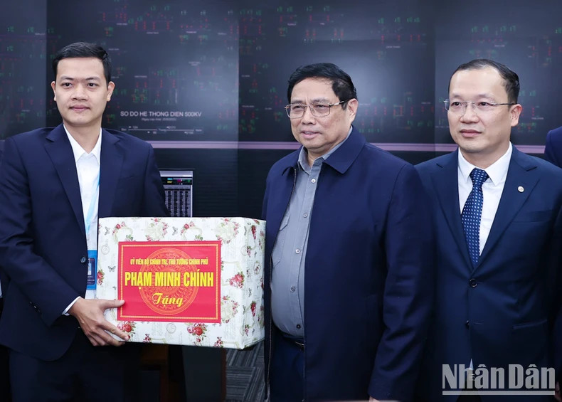 Prime Minister Pham Minh Chinh presents a gift to the National Load Dispatch Centre.
