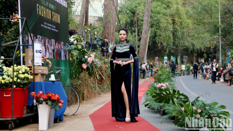 Youthfulness and dynamism are expressed through modern, innovative fashion sets, with delicate cuts that maintain purity and create unique style for the user.