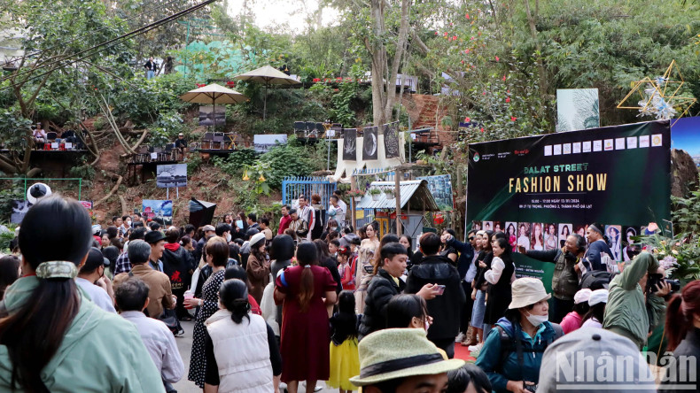 Dalat Street Fashion Show attracts large numbers of viewers, including locals, domestic and foreign tourists.