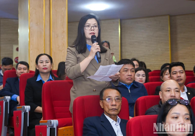 Voter Tran Thi Hang, Duong Kinh District Labor Federation, expresses her opinion. Voter Tran Thi Hang, Duong Kinh District Labor Federation, expresses her opinion.