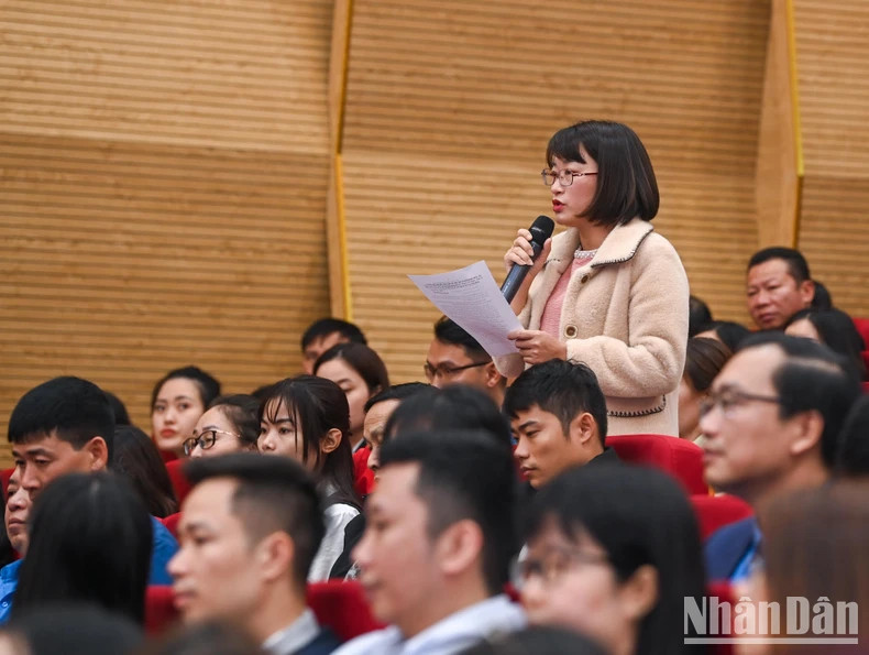 Voter Pham Thi Le Thuy of Thuan Phi Shoes Company Limited expresses her opinion. Voter Pham Thi Le Thuy of Thuan Phi Shoes Company Limited expresses her opinion.