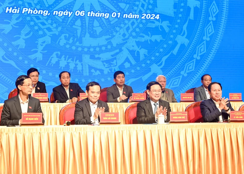NA Chairman Vuong Dinh Hue, Deputy Prime Minister Tran Luu Quang, Secretary of the Party Committee of Hai Phong City Le Tien Chau and NA deputies of Hai Phong City attend the meeting. NA Chairman Vuong Dinh Hue, Deputy Prime Minister Tran Luu Quang, Secretary of the Party Committee of Hai Phong City Le Tien Chau and NA deputies of Hai Phong City attend the meeting.