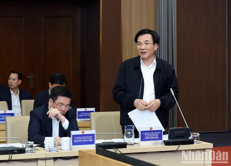 Minister, Chairman of the Government Office Tran Van Son speaks at the working session.