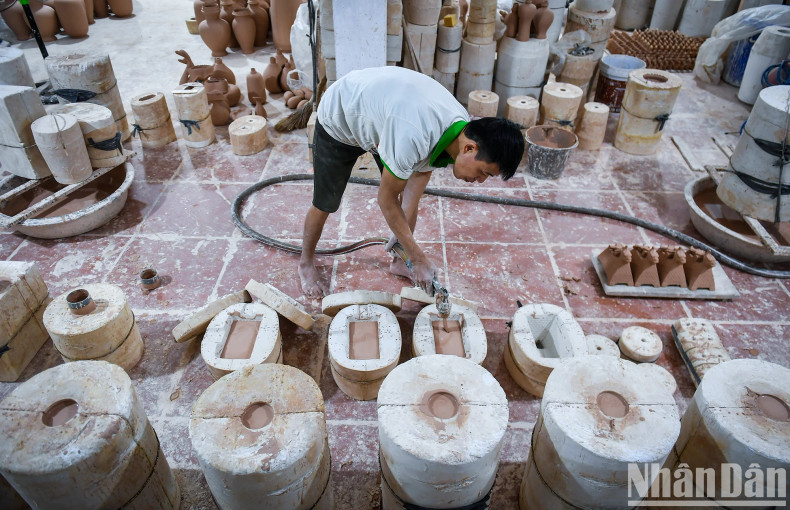 It takes 6-7 hours for the clay in the mould to dry and form a rough product. At this time, the product is still quite soft and must be dried for several hours.