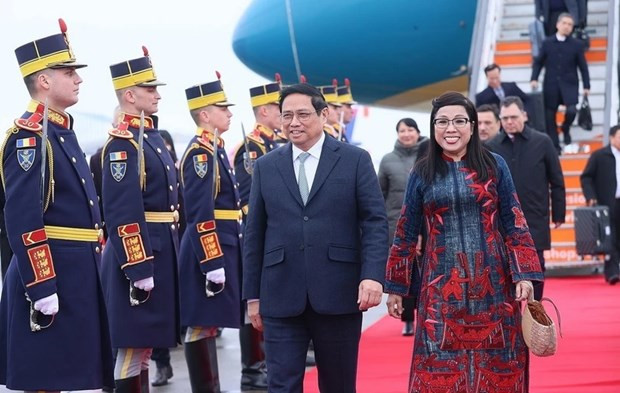 At the reception ceremony for PM Pham Minh Chinh and his spouse at Henri Coanda International Airport, Bucharest, Romania. (Photo: VNA)