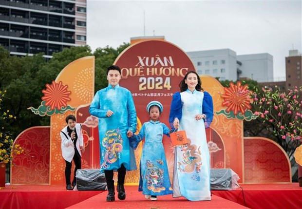 "Ao dai" show - part of activities held to celebrate Lunar New Year in Japan's Fukuoka prefecture. (Photo: VNA) "Ao dai" show - part of activities held to celebrate Lunar New Year in Japan's Fukuoka prefecture. (Photo: VNA)