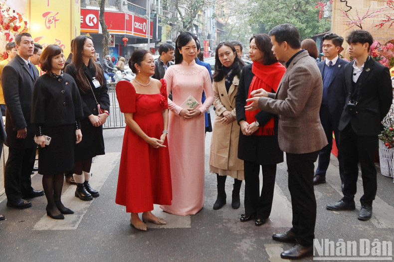 The spouses of Vietnamese, Philippine Presidents heard an introduction to Hang Luoc flower market. The spouses of Vietnamese, Philippine Presidents heard an introduction to Hang Luoc flower market.