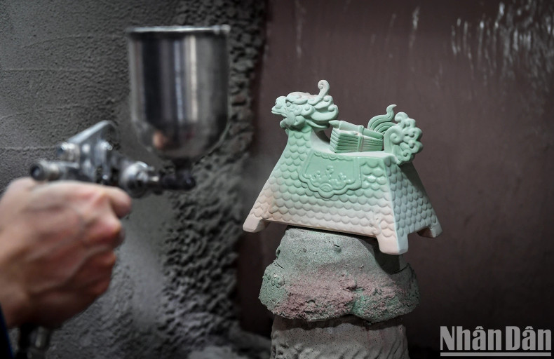 The enamel layer has been carefully researched and mixed in advance to ensure that the product will produce the colour desired by the artist after firing.