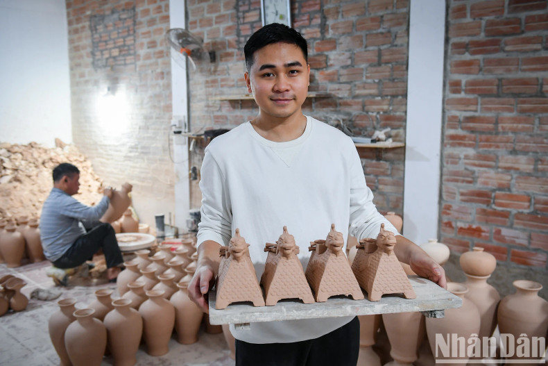 Young artisan Tran Anh Tu with his products.