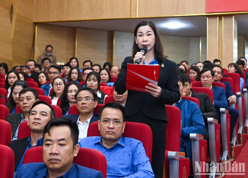 Voter Pham Thi Tho, President of Hai Phong City Employees' Union, expresses her opinion. Voter Pham Thi Tho, President of Hai Phong City Employees' Union, expresses her opinion.