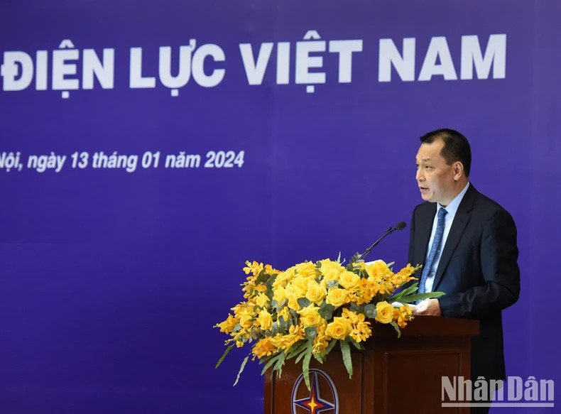 Dang Hoang An, Chairman of the Board of Directors of Vietnam Electricity Group, reports on the production and business situation in 2023 and the electricity supply plan in 2024.