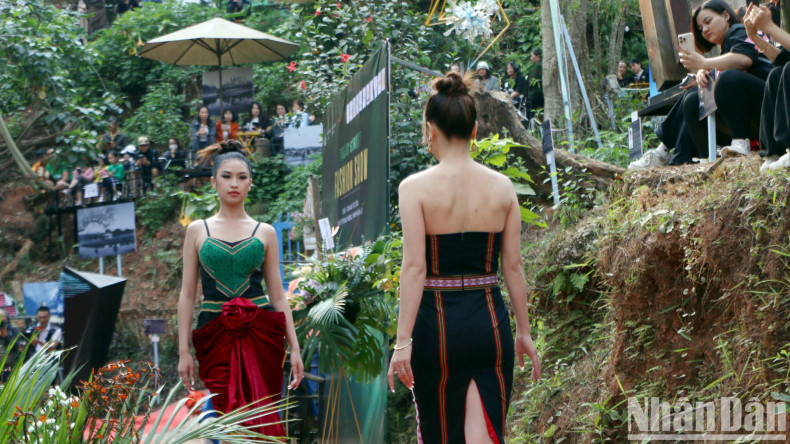 Brocade, the quintessence of traditional hand-weaving, has always been associated with the entire life cycle of indigenous people. Now, thanks to fashion designers, the cultural and material values of brocade have been enhanced.