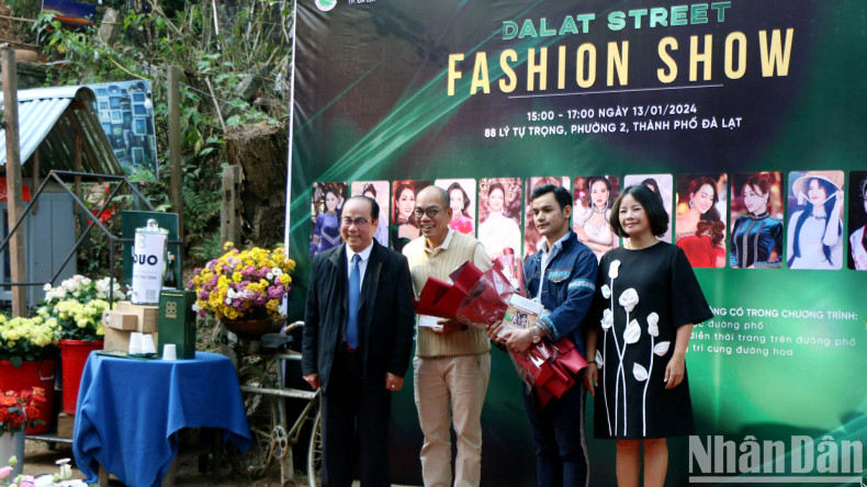 Tran Thanh Hoai, Deputy Director of Lam Dong Department of Culture, Sports and Tourism (left), presents books about Central Highlands culture to Stop And Go Art Space representative and designer K'Jona.