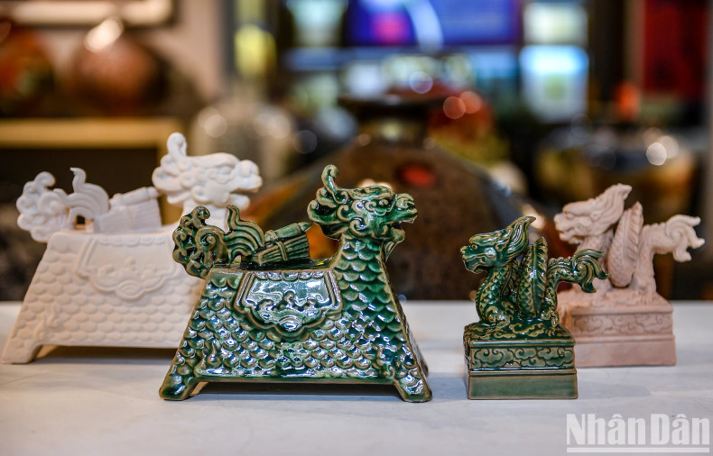 Two dragon products produced by Tan Thinh Ceramic Production and Trading Cooperative. It is known that these two products are not currently widely sold but are only produced as gifts for the upcoming Lunar New Year.