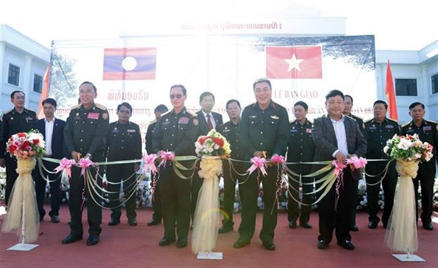 Leaders of the Ministries of National Defence of Vietnam and Laos cut the ribbon to inaugurate the building (Photo: VNA) Leaders of the Ministries of National Defence of Vietnam and Laos cut the ribbon to inaugurate the building (Photo: VNA)