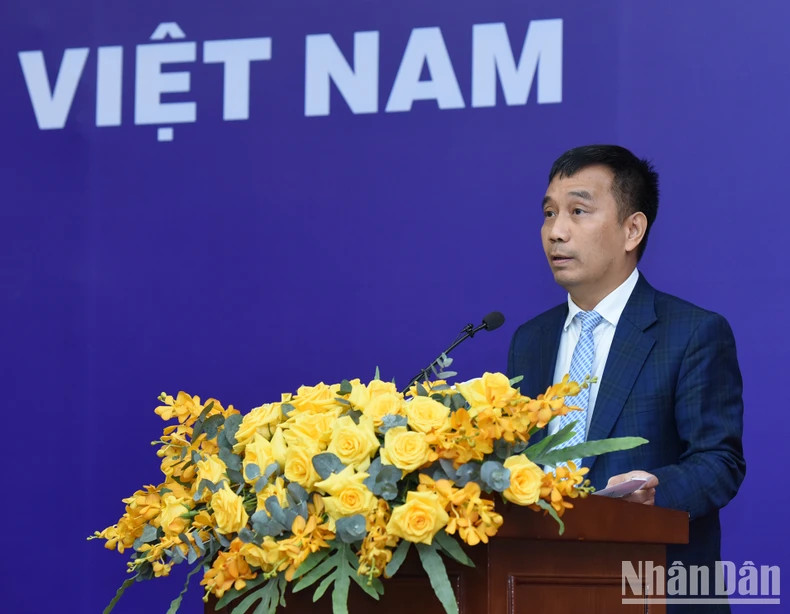 EVNNPT's Chairman of the Board of Directors Nguyen Tuan Tung speaks.