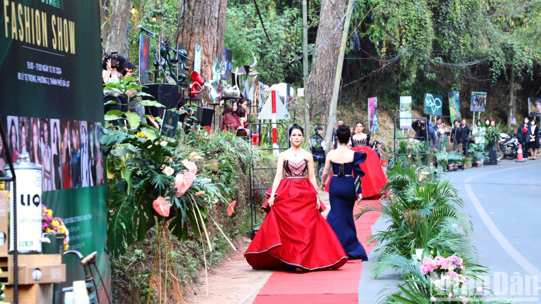 The designer's creative wedding dresses have brought new vitality, attracting couples in the villages and brocade fashion lovers.