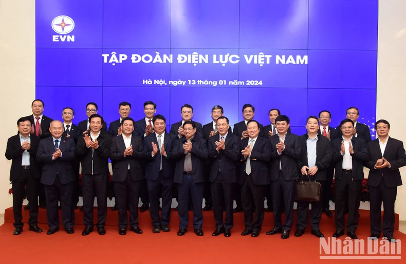 Prime Minister Pham Minh Chinh with leaders of Vietnam Electricity Group (EVN).