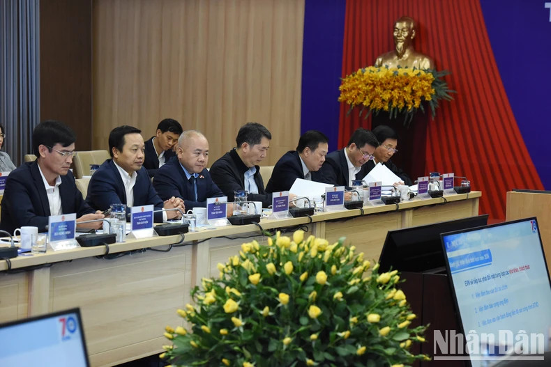Representatives of leaders of ministries, departments and branches attend the working session.