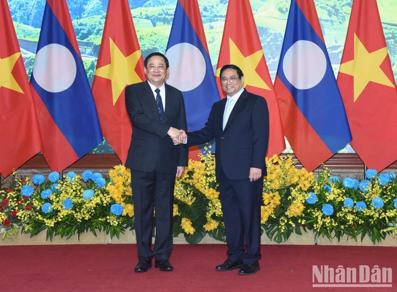 Prime Minister Pham Minh Chinh and Lao Prime Minister Sonexay Siphandone.