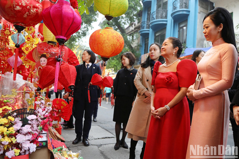The spouses of Vietnamese, Philippine Presidents admire the Tet decorations on sale on Hang Ma street. The spouses of Vietnamese, Philippine Presidents admire the Tet decorations on sale on Hang Ma street.
