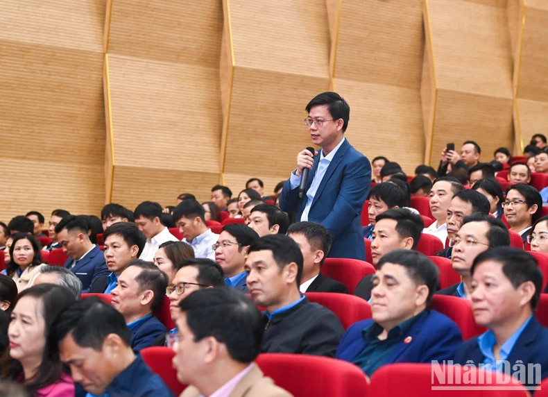 Voter Pham Quang Hai of LG Innotek Vietnam Hai Phong Company expresses his opinion. Voter Pham Quang Hai of LG Innotek Vietnam Hai Phong Company expresses his opinion.