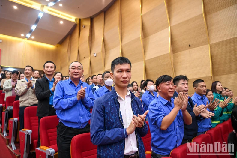 A large number of workers, officials, and labourers attend the meeting. A large number of workers, officials, and labourers attend the meeting.