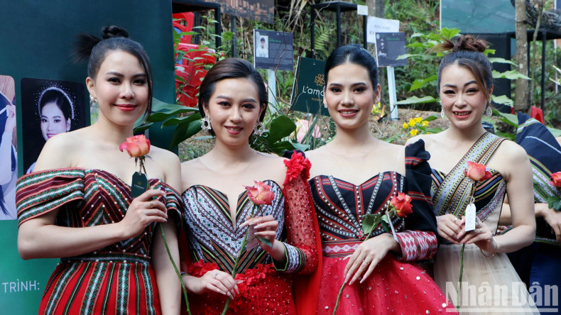 Dalat Street Fashion Show introduces a collection titled Bôkau Lang Labiang (Lang Biang Flower) with nearly 50 designs by designer K'Jona.