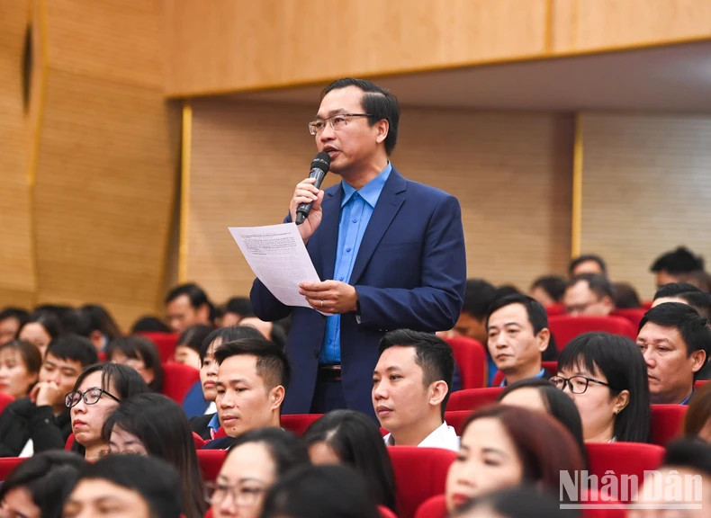 Voter Nguyen Hong Quang, from Hai Phong Economic Zone Trade Union, expresses his opinion. Voter Nguyen Hong Quang, from Hai Phong Economic Zone Trade Union, expresses his opinion.