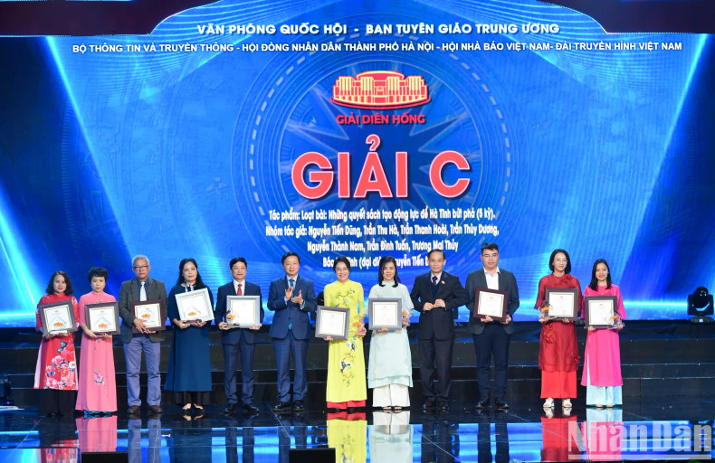 Le Hoai Trung, Secretary of the Party Central Committee and head of its Commission for External Relations and Tran Hong Ha, Member of the Party Central Committee and Deputy Prime Minister, present C prizes to representatives of groups of authors.