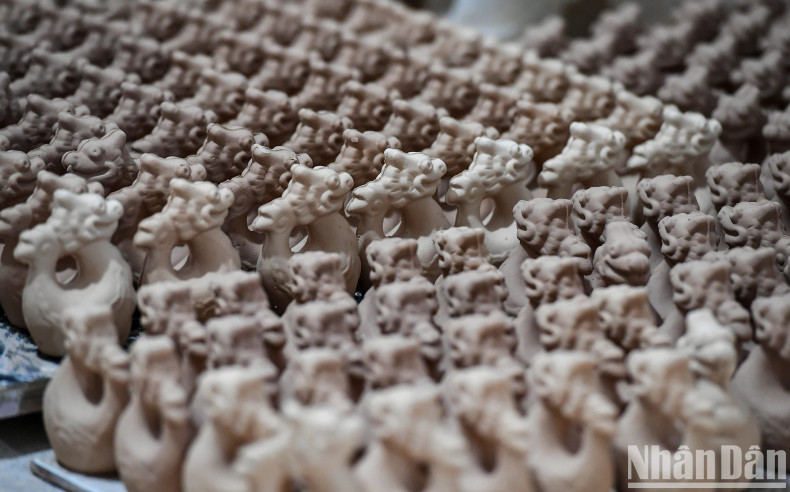 After being moulded, the samples wait until it’s time to colour.