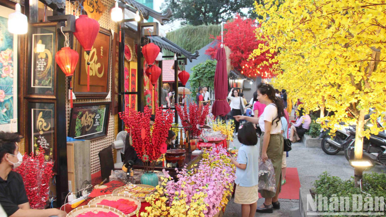 Young people "check-in" at the yellow apricot blossom road on Pham Ngoc Thach Street.