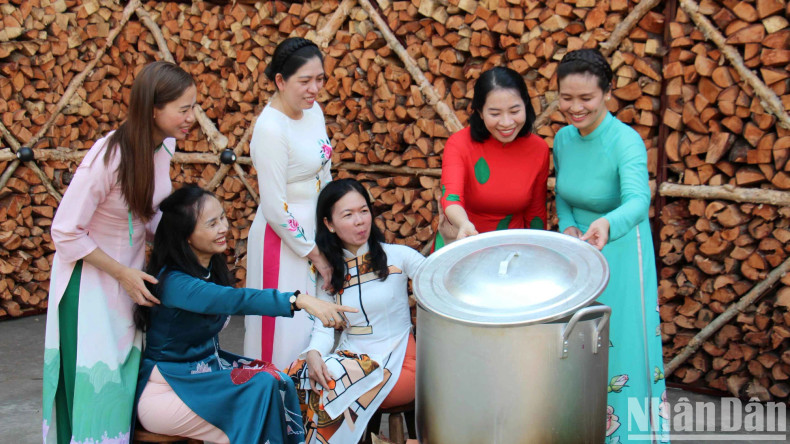 A group of friends (living in District 3, Ho Chi Minh City) said: "This year's Ong Do Street is busier than last year’s, and the decoration is more elaborate and beautiful. Coming the event, everyone feels the bustling and joyful Tet atmosphere and wishes to have a happy Year of the Dragon with their family."