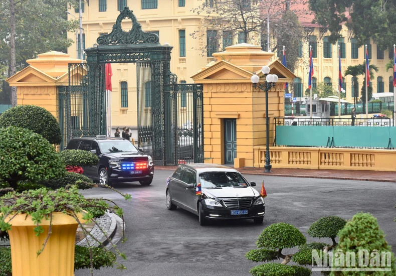 The motorcade, carrying Lao Prime Minister Sonexay Siphandone and his spouse to the Presidential Palace.