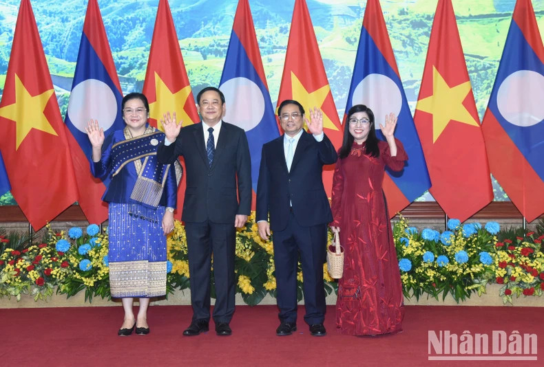 Prime Minister Pham Minh Chinh and his spouse at the welcome ceremony for Lao Prime Minister Sonexay Siphandone and his spouse.