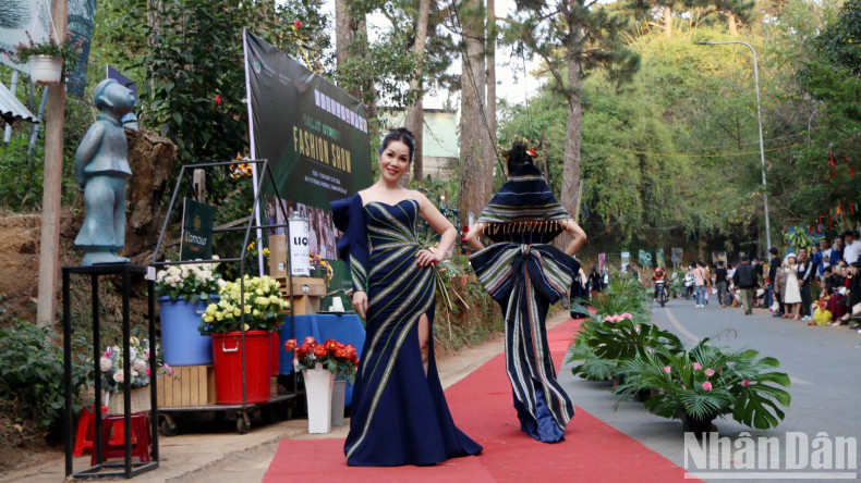 Through K'Jona's creativity, the traditional brocade of ethnic minorities in the South Central Highlands has become soft, attracting the attention of fashion enthusiasts.