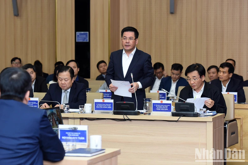 Minister of Industry and Trade Nguyen Hong Dien speaks at the working session.