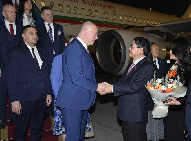 National Assembly Vice Chairman Nguyen Duc Hai welcomes the Speaker of the National Assembly of Bulgaria, Rosen Dimitrov Jeliazkov, at Noi Bai Airport, Hanoi. National Assembly Vice Chairman Nguyen Duc Hai welcomes the Speaker of the National Assembly of Bulgaria, Rosen Dimitrov Jeliazkov, at Noi Bai Airport, Hanoi.