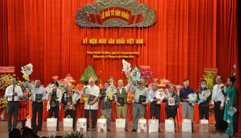 Gifts presented to veteran stage artists and those living in difficult circumstance at the ceremony. Gifts presented to veteran stage artists and those living in difficult circumstance at the ceremony.