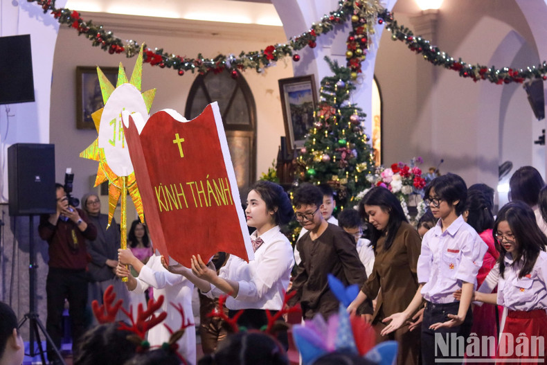 A performance by students outside the Hang Bot Church in Dong Da District, Hanoi. (Photo: Nhat Quang)