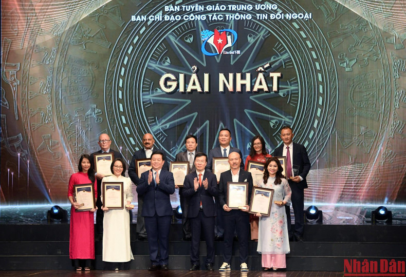 Awards presented to first-prize winners. Awards presented to first-prize winners.