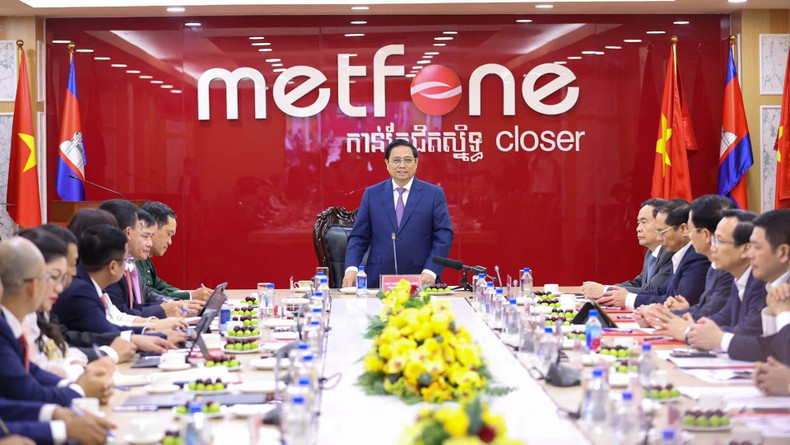 Prime Minister Pham Minh Chinh works with leaders of Metfone (Photo: VNA)