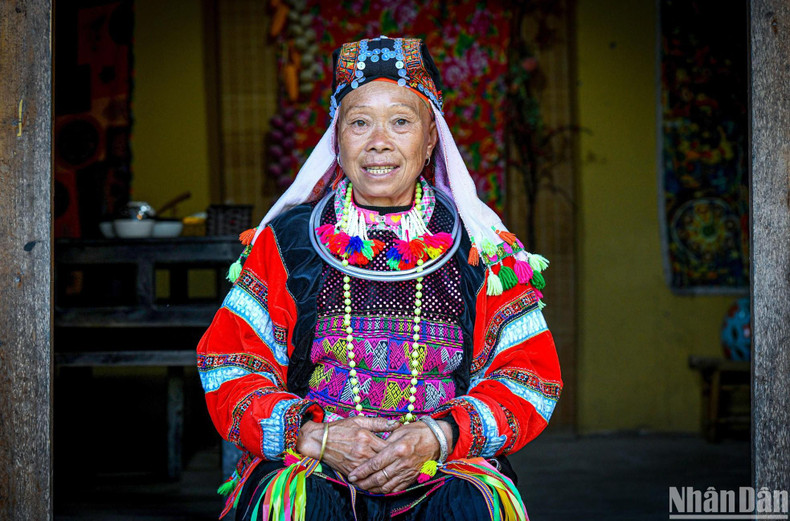 A Lo Lo ethnic women’s outfit includes a scarf, shirt, pants, an apron, a belt, a skirt, and shoes. The scarves of Lo Lo ethnic women in Ha Giang are often black or indigo and are embellished with many decorations.