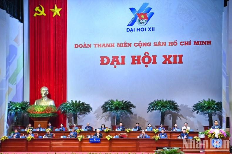 Party General Secretary Nguyen Phu Trong, President Nguyen Xuan Phuc, and National Assembly Chairman Vuong Dinh Hue join the Presidium of the Congress.